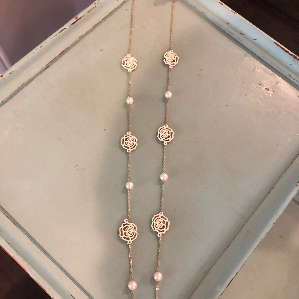 NWT gold necklace with flowers